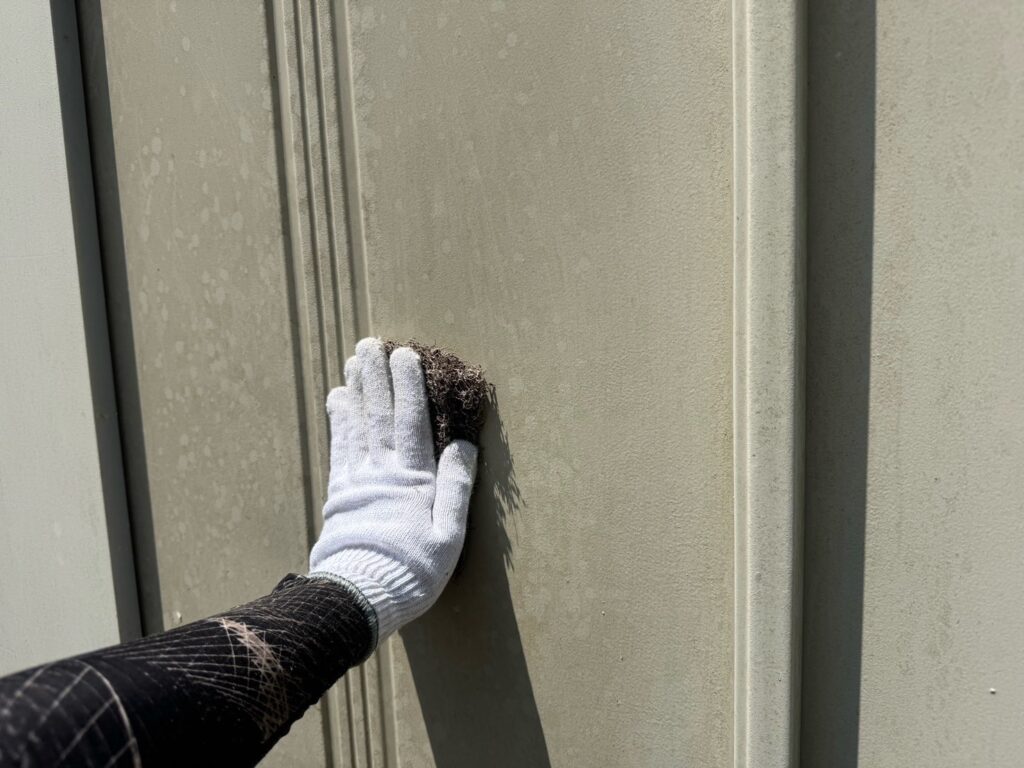 外壁：ケレン<br />
剥がれが多いため、洗浄前に専用の道具を使用して下地処理を行いました。